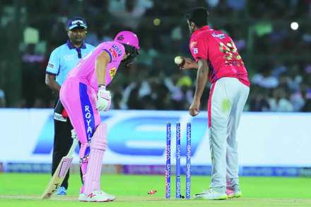 रविचंद्रन अश्विनने ‘मंकडिंग’ पद्धतीने जोस बटलरला धावचीत केल्यामुळे निर्माण झालेल्या वादात क्रिकेटच्या नियमावली ठरवणाऱ्या मेरिलीबोन क्रिकेट क्लबने (एमसीसी) घूमजाव केले आहे रविचंद्रन अश्विनने ‘मंकडिंग’ पद्धतीने जोस बटलरला धावचीत केल्यामुळे निर्माण झालेल्या वादात क्रिकेटच्या नियमावली ठरवणाऱ्या मेरिलीबोन क्रिकेट क्लबने (एमसीसी) घूमजाव केले आहे