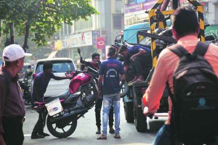 नो पार्किंग क्षेत्रात उभी केलेली वाहने टोइंग व्हॅनच्या साहाय्याने उचलून नेली जातात. 