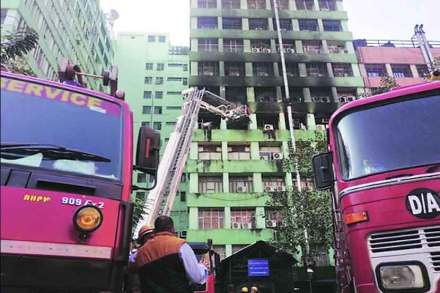 क्षिण दिल्लीत सीजीओ संकुलात सामाजिक न्याय मंत्रालयाच्या कार्यालयामध्ये लागलेल्या आगीत केंद्रीय औद्योगिक सुरक्षा दलाचा (सीआयएसफ) एक उपनिरीक्षक मरण पावला.