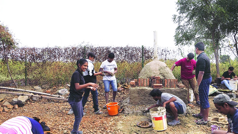 जीवनशिक्षणाचे शाश्वत गुरुकुल जीवनशिक्षणाचे शाश्वत गुरुकुल