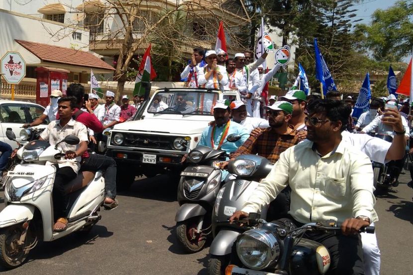 मुलासाठी अजित पवारांची भर उन्हात बाईक रॅली
