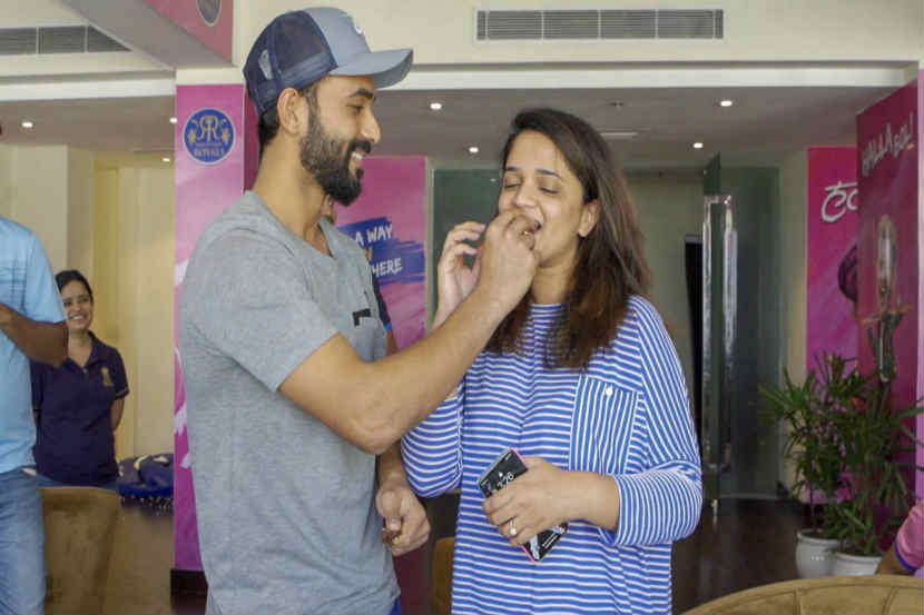 बायकोच्या वाढदिवसाला सबब नाही, सामन्याआधी अजिंक्य-राधिकाचं बर्थ-डे सेलिब्रेशन