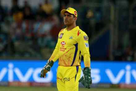 IPL 2019 : धोनीवर किमान 2-3 सामन्यांची बंदी घाला – विरेंद्र सेहवाग