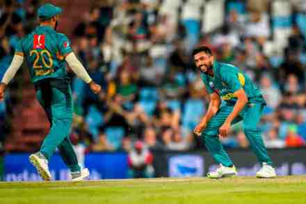 विश्वचषकासाठी पाकिस्तानच्या संघाची घोषणा, मोहम्मद आमिरला वगळलं विश्वचषकासाठी पाकिस्तानच्या संघाची घोषणा, मोहम्मद आमिरला वगळलं