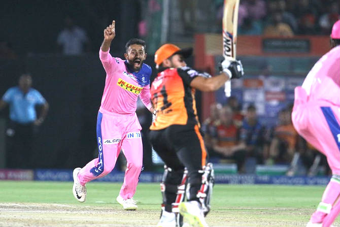 IPL 2019 : राजस्थानची भेदक गोलंदाजी; हैदराबादने गमावले ४४ धावांत ७ बळी IPL 2019 : राजस्थानची भेदक गोलंदाजी; हैदराबादने गमावले ४४ धावांत ७ बळी