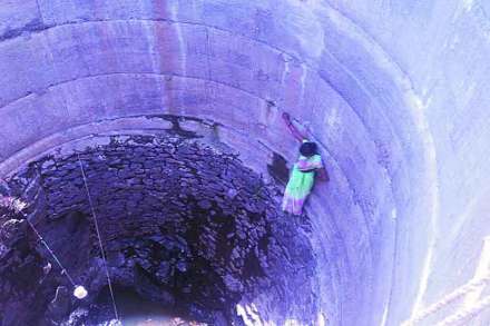 त्र्यंबकेश्वर तालुक्यातील बडर्य़ाची वाडी येथे विहिरीतून पाणी काढण्यासाठी करावी लागणारी कसरत