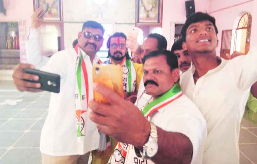 ‘सेल्फी’, स्वाक्षरीसह, छायाचित्रांचाही आग्रह ‘सेल्फी’, स्वाक्षरीसह, छायाचित्रांचाही आग्रह