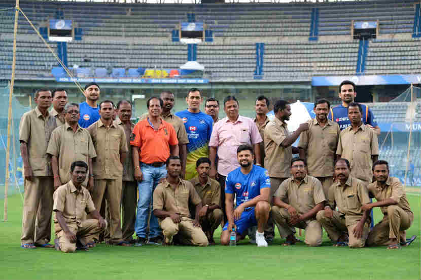 IPL 2019 : वानखेडेच्या कर्मचाऱ्यांसोबत धोनी-हरभजन-रैनाचं खास फोटोसेशन IPL 2019 : वानखेडेच्या कर्मचाऱ्यांसोबत धोनी-हरभजन-रैनाचं खास फोटोसेशन