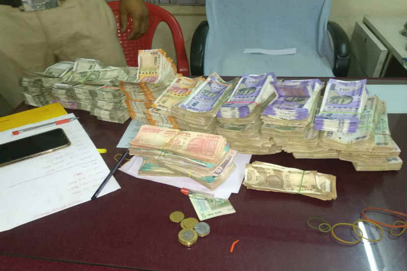 मुंबईच्या सायन भागातून ११ लाख ८५ हजाराची रोकड जप्त