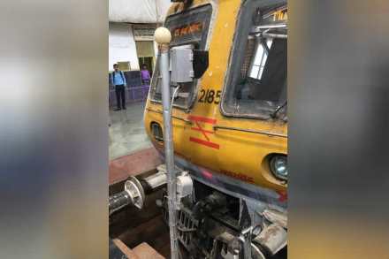 सीएसएमटी स्थानकात लोकल ट्रेन बफरला धडकली