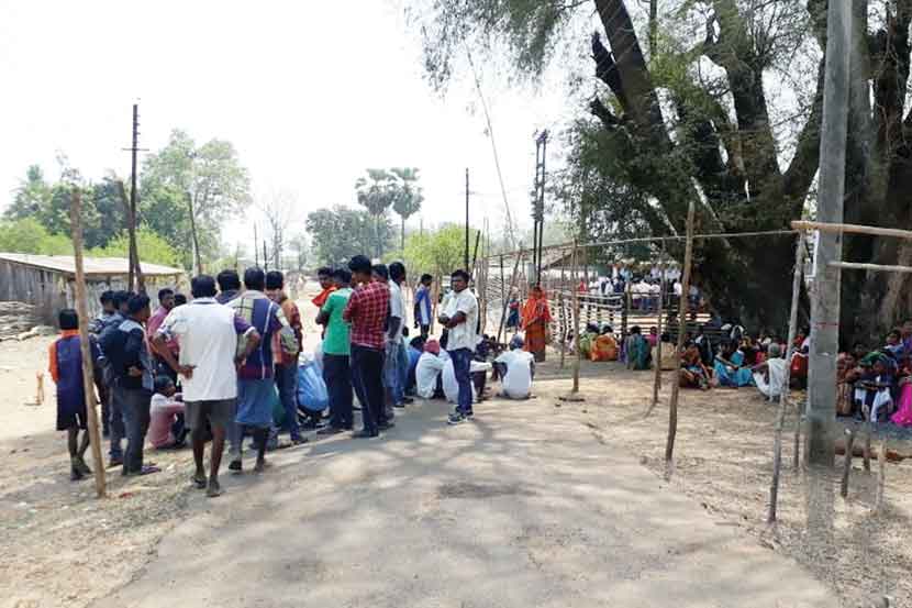 स्फोटानंतरही लोकांनी मतदानासाठी गर्दी केली होती.