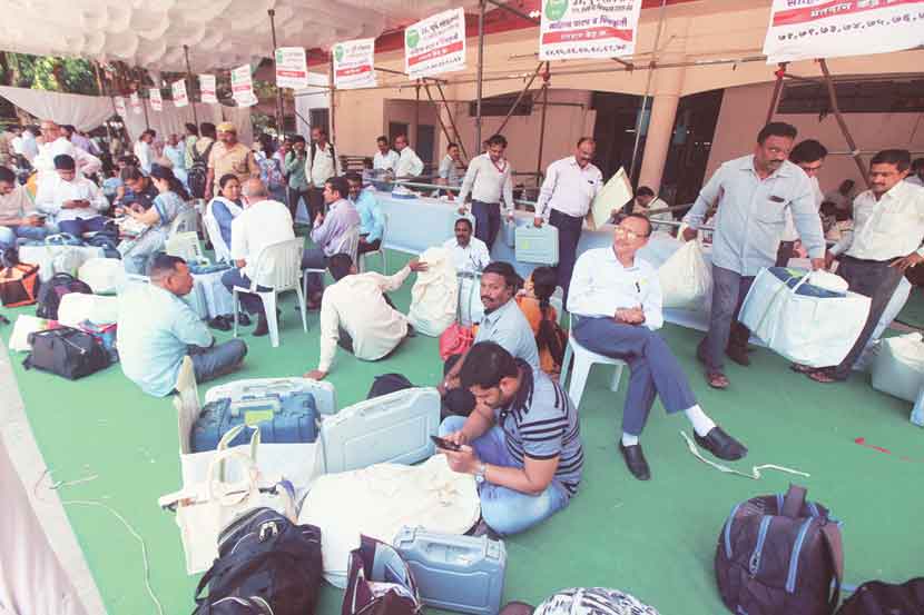 पुणे आणि बारामती लोकसभा मतदारसंघातील निवडणुकीची तयारी प्रशासनाकडून सोमवारी पूर्ण करण्यात आली.