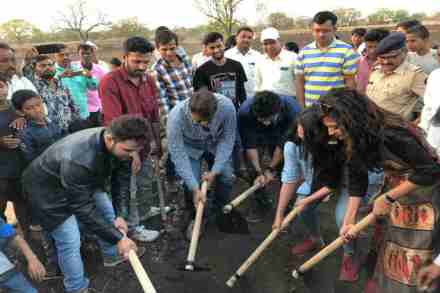 ‘H2O’च्या कलाकारांचे पडद्यामागील श्रमदान ‘H2O’च्या कलाकारांचे पडद्यामागील श्रमदान
