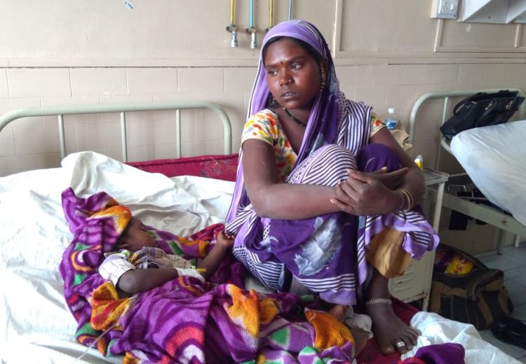 सलाम : बिबट्याच्या हल्ल्यातून आईनं केली बाळाची सुटका