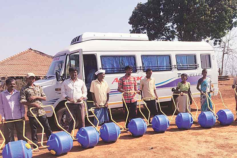 कोल्हापुरातील ‘उडान फाउंडेशन’तर्फे दुष्काळग्रस्त कु टुंबाना वाटप केलेला पाणी गाडा.
