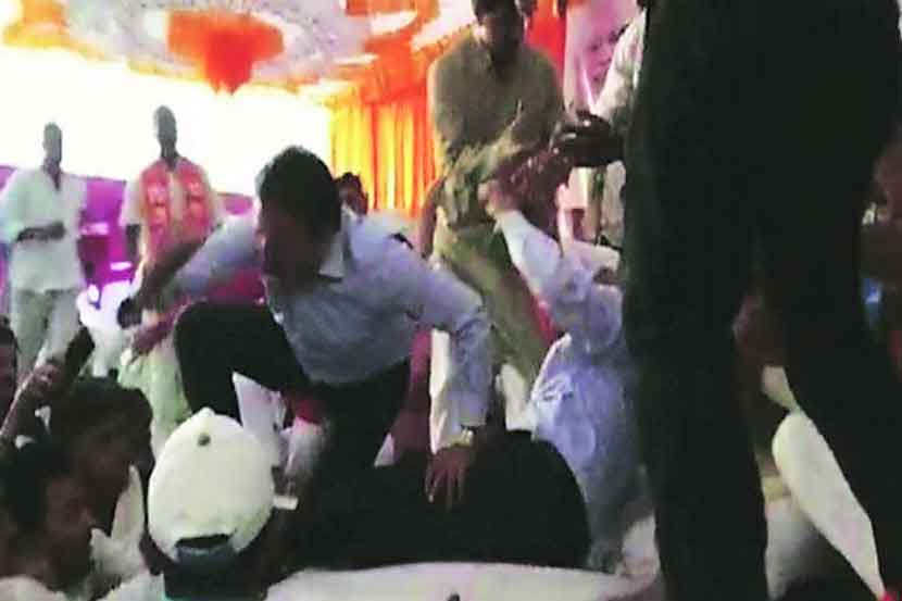आमदार स्मिता वाघ यांच्या समर्थकांनी जलसंपदामंत्री गिरीश महाजन यांना धक्काबुक्की करीत माजी आमदार डॉ. बी. एस. पाटील यांना मारहाण केली.