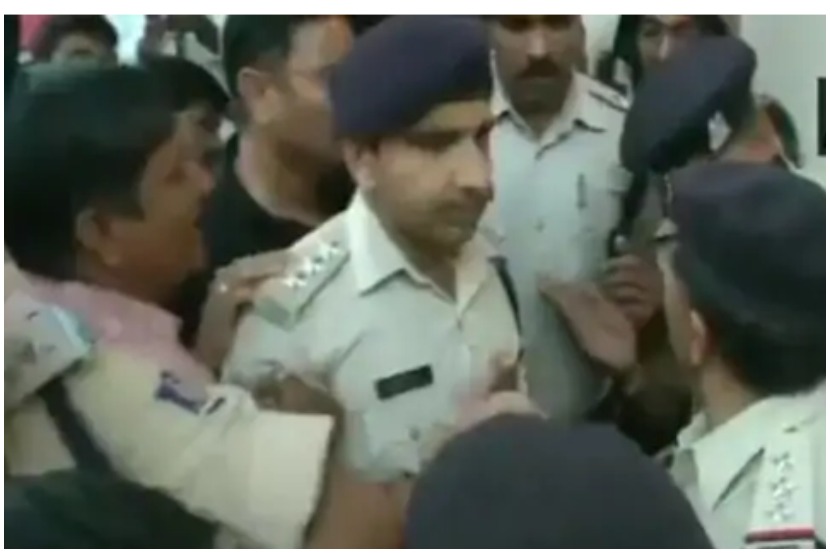 मध्य प्रदेशचे मुख्यमंत्री कमलनाथ यांचे निकटवर्तीय अश्विन शर्मा यांच्या घरावर रविवारी आयकर विभागाने छापे टाकल्यानंतर सीआरपीएफ आणि मध्य प्रदेश पोलिसांमध्ये वाद झाल्याचे समोर आले आहे.