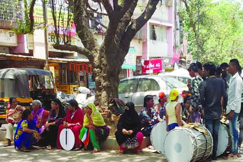 प्रचारफेरीचा समारोप झाल्यानंतरची विश्रांती.