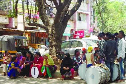 प्रचारफेरीचा समारोप झाल्यानंतरची विश्रांती.