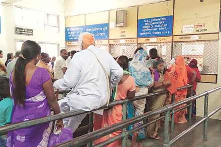 पिंपरीत यशवंतराव चव्हाण रुग्णालयात दररोज मोठय़ा संख्येने नागरिक उपचारांसाठी येतात. पिंपरीत यशवंतराव चव्हाण रुग्णालयात दररोज मोठय़ा संख्येने नागरिक उपचारांसाठी येतात.