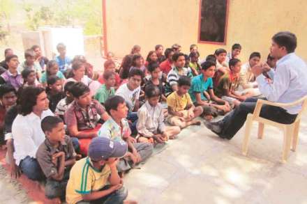 सेवाध्यास : शिक्षणाच्या वाटेवर मदतीचा हात