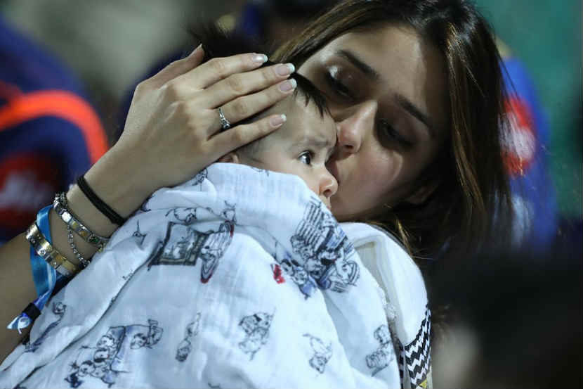 रोहितची पत्नी रीतिकासोबत समायरा रोहितची पत्नी रीतिकासोबत समायरा