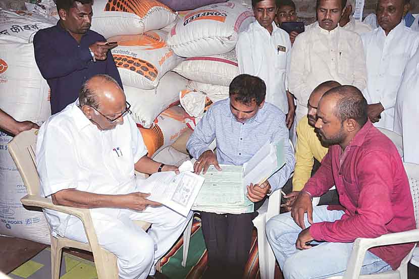 उस्मानाबाद तालुक्यातील कसबे तडवळे येथे आत्महत्याग्रस्त शेतकरी दिलीप ढवळे यांच्या कुटुंबीयांची भेट घेऊन शरद पवार यांनी सांत्वन केले.