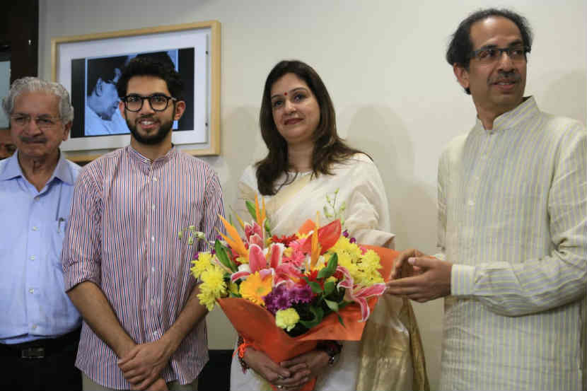 शुक्रवारी दुपारी प्रियांका चतुर्वेदी यांनी शिवसेनेत प्रवेश केला. या प्रसंगी आदित्य ठाकरे आणि सुभाष देसाई उपस्थित होते. (छाया: अमित चक्रवर्ती)