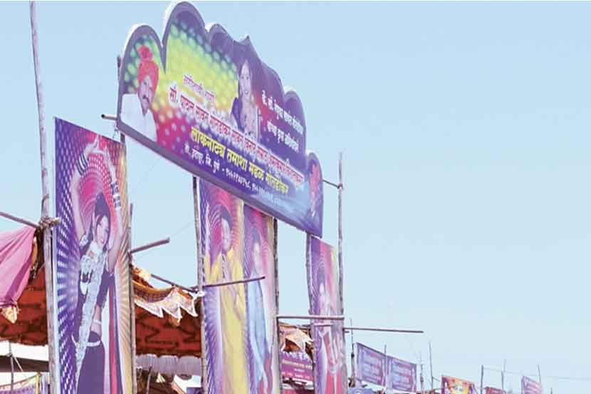 यात्रांमधील कार्यक्रम सुपारीच्या प्रतीक्षेत असलेल्या विटय़ातील तमाशा फडाच्या राहुटय़ा.