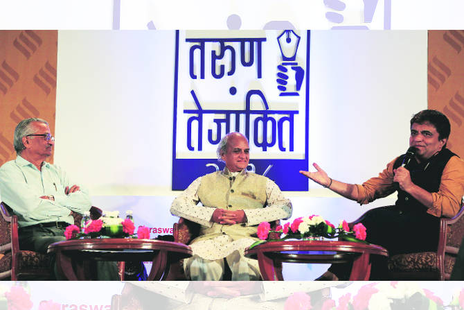 ‘लोकसत्ता तरुण तेजांकित’ सन्मान सोहळ्यात सुप्रसिद्ध अणुशास्त्रज्ञ डॉ. अनिल काकोडकर आणि ग्वाल्हेर घराण्याचे ज्येष्ठ गायक पं. उल्हास कशाळकर यांच्याशी गीतकार स्वानंद किरकिरे यांनी संवाद साधला. ‘लोकसत्ता तरुण तेजांकित’ सन्मान सोहळ्यात सुप्रसिद्ध अणुशास्त्रज्ञ डॉ. अनिल काकोडकर आणि ग्वाल्हेर घराण्याचे ज्येष्ठ गायक पं. उल्हास कशाळकर यांच्याशी गीतकार स्वानंद किरकिरे यांनी संवाद साधला.