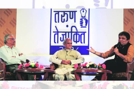 ‘लोकसत्ता तरुण तेजांकित’ सन्मान सोहळ्यात सुप्रसिद्ध अणुशास्त्रज्ञ डॉ. अनिल काकोडकर आणि ग्वाल्हेर घराण्याचे ज्येष्ठ गायक पं. उल्हास कशाळकर यांच्याशी गीतकार स्वानंद किरकिरे यांनी संवाद साधला.