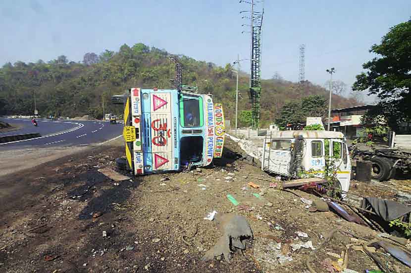 घोडबंदर येथील गायमुख भागातील एका धोकादायक वळणावर १२ दिवसांत तब्बल सहा भीषण अपघात झाले आहेत.