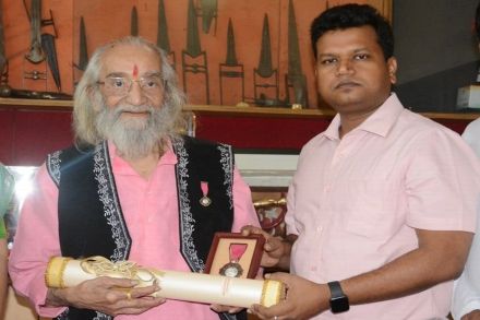 शिवशाहीर बाबासाहेब पुरंदरे यांना पद्मविभूषण प्रदान