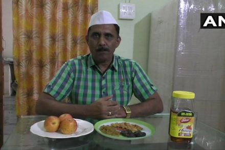 तोडल्या धर्माच्या भिंती! आजारी मुस्लिम चालकासाठी हिंदू अधिकाऱ्याचा रोजा तोडल्या धर्माच्या भिंती! आजारी मुस्लिम चालकासाठी हिंदू अधिकाऱ्याचा रोजा