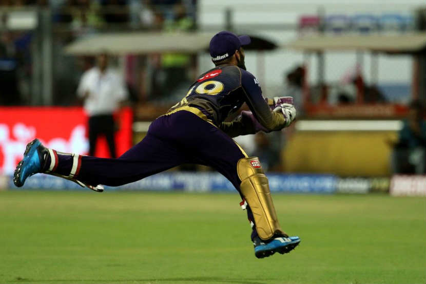 Video : दिनेश कार्तिकने घेतलेला हा अफलातून झेल पाहिलात का? Video : दिनेश कार्तिकने घेतलेला हा अफलातून झेल पाहिलात का?