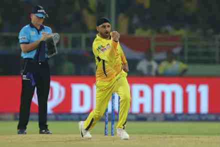 IPL 2019 : दिल्लीविरुद्ध हरभजन सिंह चमकला, १५० बळींचा टप्पा पूर्ण