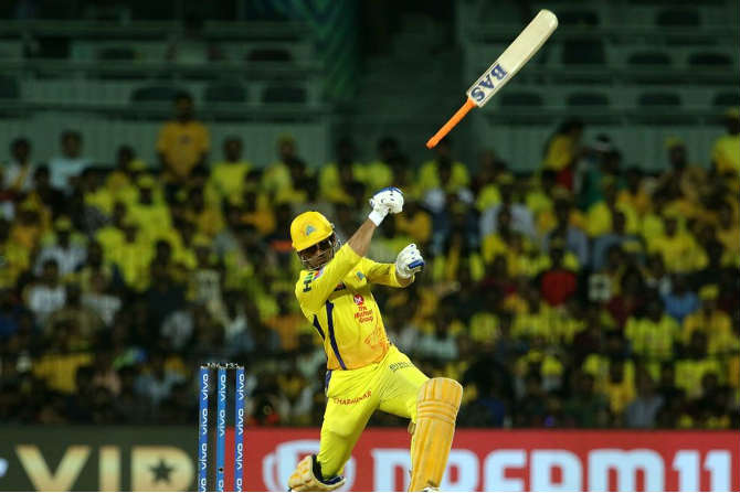 IPL 2019 : नो बॉलने धोनीला वाचवलं, पहा व्हिडीओ IPL 2019 : नो बॉलने धोनीला वाचवलं, पहा व्हिडीओ