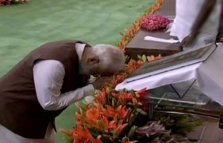 … अन् मोदी संविधानासमोर नतमस्तक झाले
