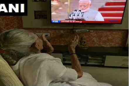 पंतप्रधान नरेंद्र मोदी यांच्या आई हिराबेन यांनीही पाहिला शपथविधी सोहळा