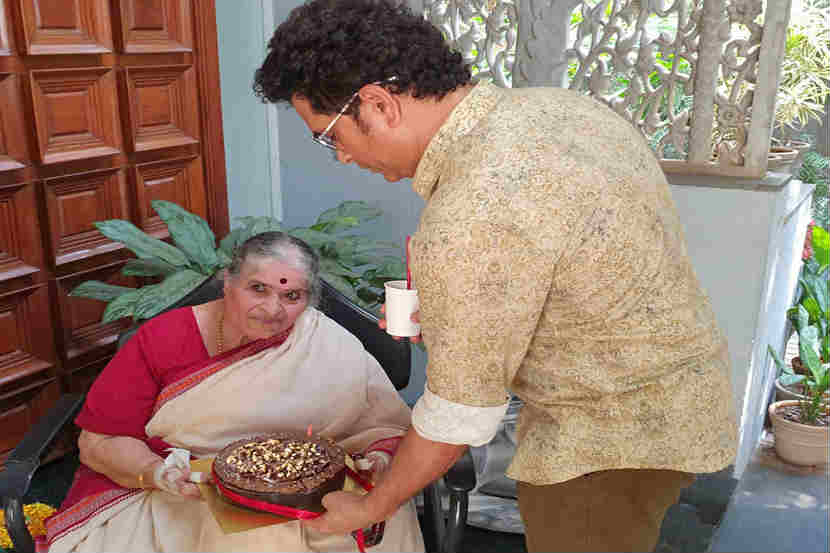 आईला मातृदिनाच्या शुभेच्छा देताना सचिन भावूक