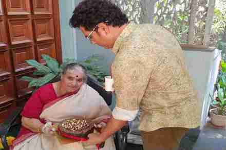 आईला मातृदिनाच्या शुभेच्छा देताना सचिन भावूक