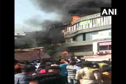 सुरतमध्ये शॉपिंग कॉम्प्लेक्सला आग लागून २० जणांचा मृत्यू