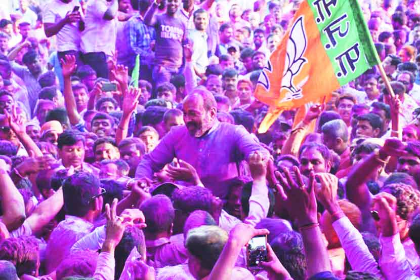 विजयानंतर भाजपचे खासदार संजयकाका पाटील यांच्या कार्यकर्त्यांनी असा जल्लोष केला. विजयानंतर भाजपचे खासदार संजयकाका पाटील यांच्या कार्यकर्त्यांनी असा जल्लोष केला.