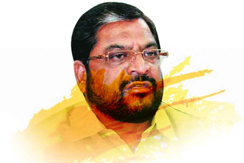 जातीच्या राजकारणासाठी मातीला मूठमाती 