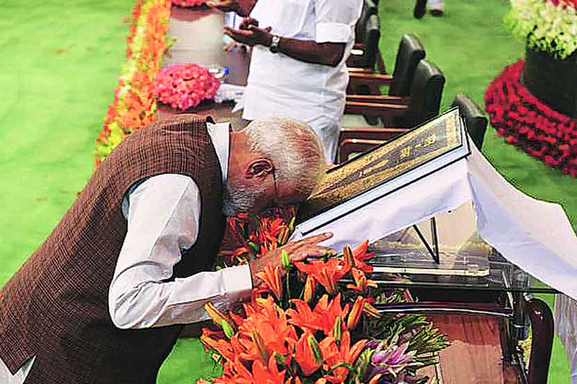 निकालानंतर राष्ट्रीय लोकशाही आघाडीच्या बैठकीत नरेंद्र मोदी यांनी राज्य घटनेला अभिवादन केले. निकालानंतर राष्ट्रीय लोकशाही आघाडीच्या बैठकीत नरेंद्र मोदी यांनी राज्य घटनेला अभिवादन केले.