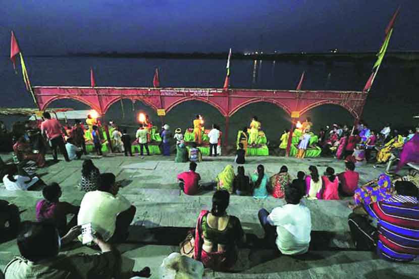 अयोध्येत शरयू नदीच्या तीरावर आरती करण्यात आली.