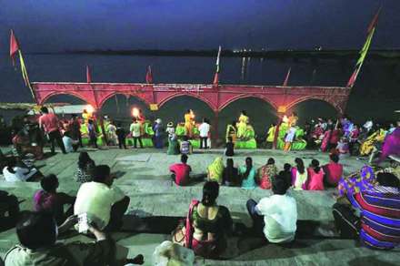 अयोध्येत शरयू नदीच्या तीरावर आरती करण्यात आली.