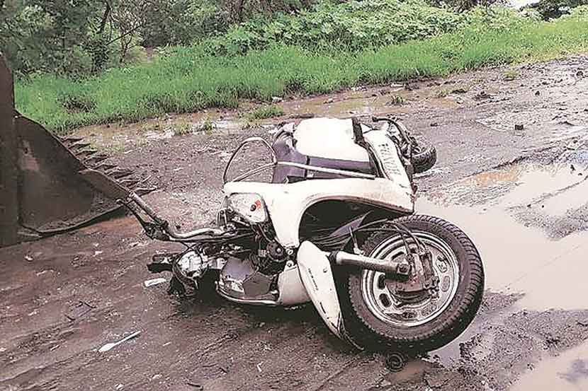 खड्डय़ांमुळे राज्यात १६६ जणांचा अपघाती मृत्यू