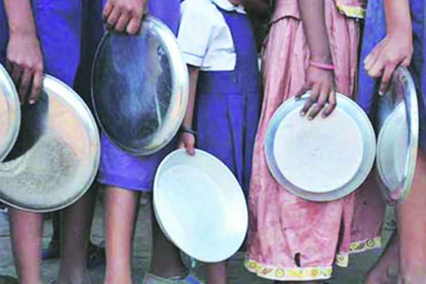 दुष्काळामुळे खिचडी शिजवण्यासाठी शिक्षकांची वणवण