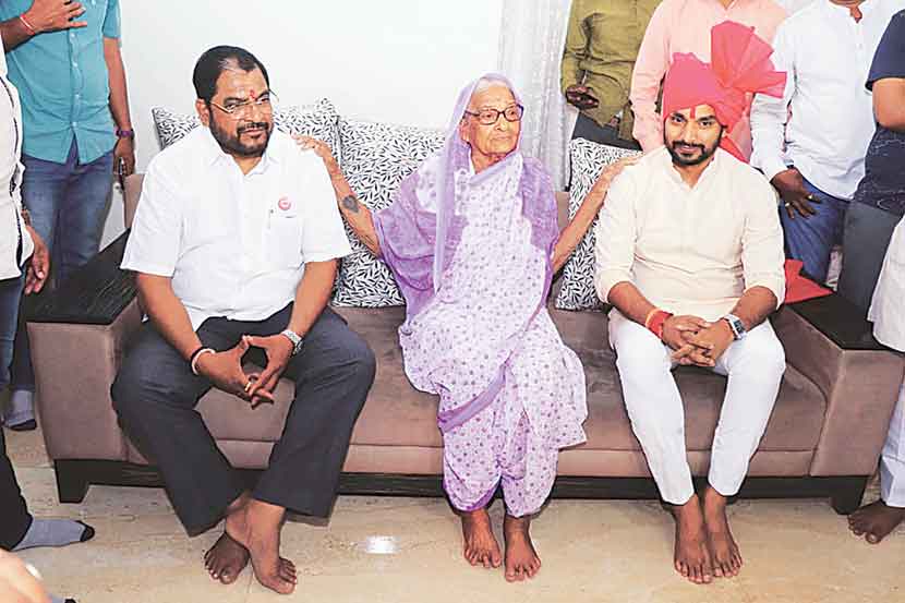 राजू शेट्टी यांच्या मातोश्री रत्नाबाई शेट्टी यांनी धैर्यशील माने आणि राजू शेट्टी या दोघांना शेजारी बसवून आशीर्वाद दिले. (छाया : राज मकानदार) राजू शेट्टी यांच्या मातोश्री रत्नाबाई शेट्टी यांनी धैर्यशील माने आणि राजू शेट्टी या दोघांना शेजारी बसवून आशीर्वाद दिले. (छाया : राज मकानदार)